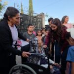 A sus 100 años, Doña Juanita cumple su sueño: salir de casa por una calle nueva en Cruces de Rojas